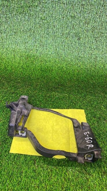 m54: Кронштейн фары Bmw 525I E60 M54B25 2003 правый В отличном состоянии — 2