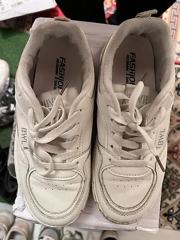 Белые кроссовки унисекс - Цвет: белый - Дизайн: классический силуэт с