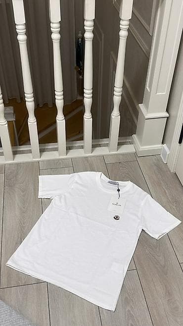 мед одежда: Белая футболка Moncler - Классическая модель с коротким рукавом и — 1