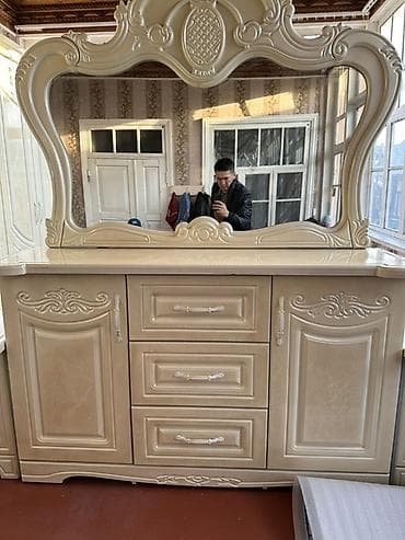 Спальный гарнитур в классическом стиле, бежевый глянец с резным