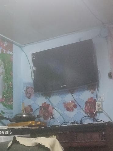 led matrix panel: Телевизор Samsung, диагональ около 32–40". Плоская панель, настенное — 2