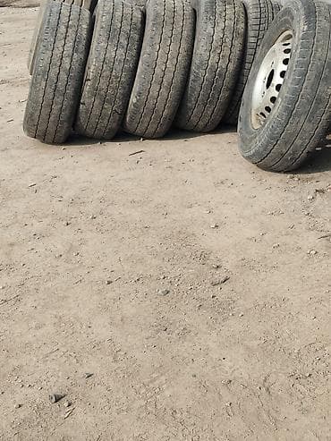 Грузовые шины с диском (одно колесо на фото с вентиляционными