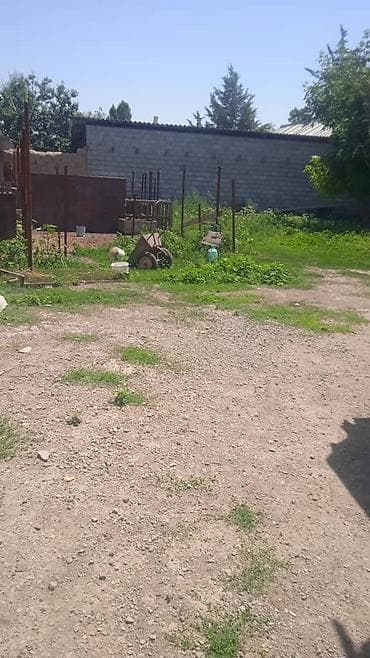 дом на продаж: Продаётся дом с двором и хозяйственными постройками. Особенности — 5
