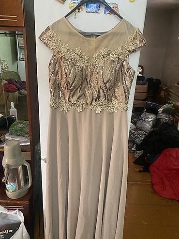 Вечернее длинное платье в бежево‑шампань оттенке. Верх выполнен из