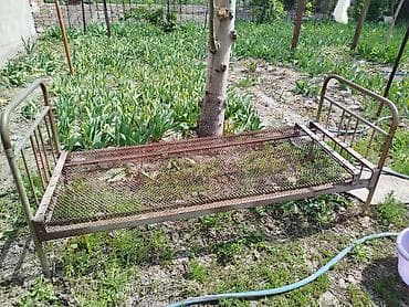 Металлическая односпальная кровать с каркасом из трубчатого металла и