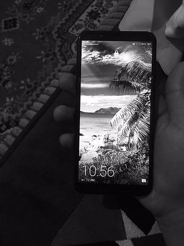 Видеосвязи. - Основной динамик и микрофон, аппаратные кнопки питания и