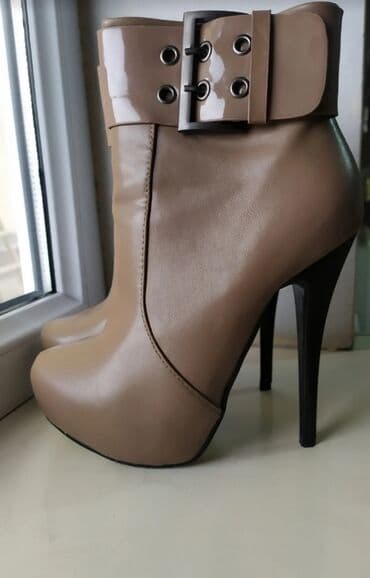 меняю на 07: Отдам за шоколадку Ботильоны на высоком каблуке с платформой. Одевала — 1