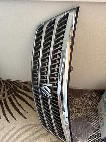 рещетка: Решетка радиатора Toyota Б/у, Оригинал — 2