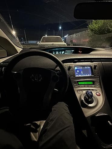 chery tiggo: Toyota Prius: 2014 г., 1.8 л, Вариатор, Гибрид, Хэтчбэк — 5
