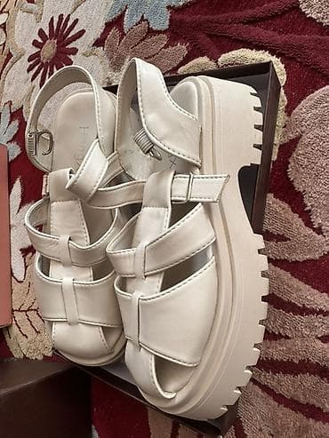 трекинговый обувь: Две пары обуви. 1) Замшевые кеды/мокасины: - Цвет: серо‑тауп. - Верх — 4