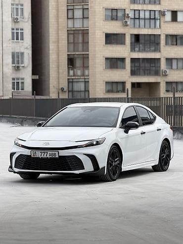 Toyota Camry: 2024 г., 2.5 л, Автомат, Гибрид, Седан