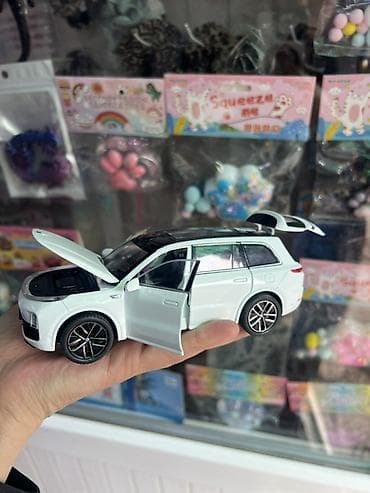 машина оюнчук: Игрушечная модель автомобиля SUV (масштаб примерно 1:32) - Материал — 1