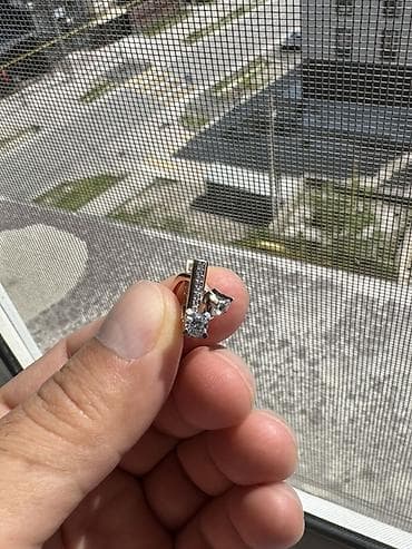 серьги версаче золото: Золотая сережка-пусета с белыми вставками (фиониты/камни) — 1