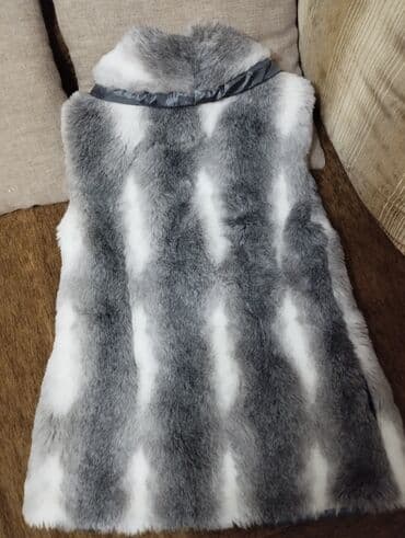 меха: Меховая жилетка, мех искусственный. на замке,с карманами. в хорошем — 2