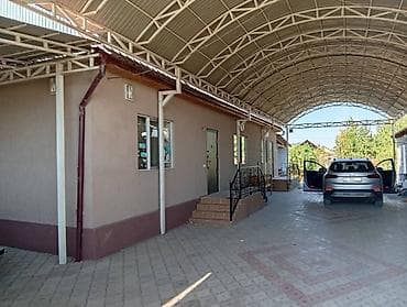 Просторный частный дом с большим навесом и мощёным двором. -