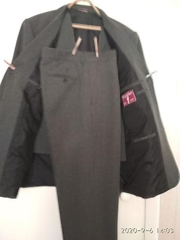 Мужской костюм. Цвет темно-серый, не выраженный рисунок. Тройка