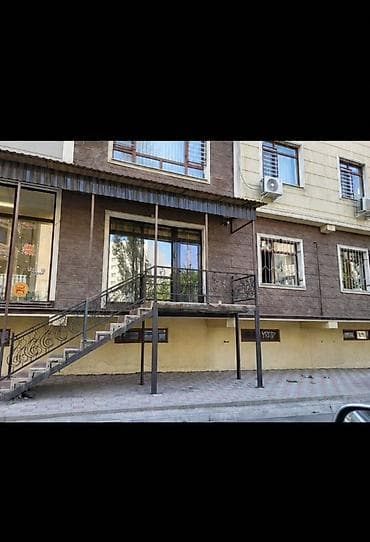 французский квартал: Коммерческое помещение с отдельным входом с улицы. - Формат: первый — 1