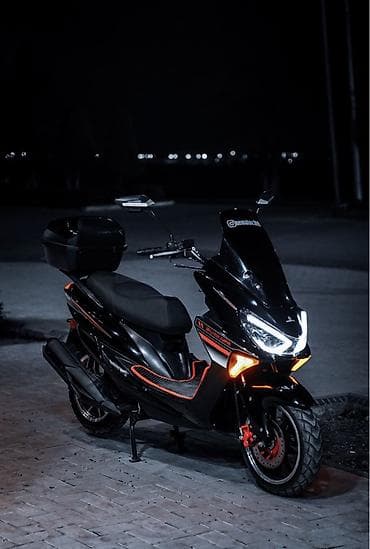 Скутеры: Городской скутер/максискутер черного цвета с красными акцентами и — 3