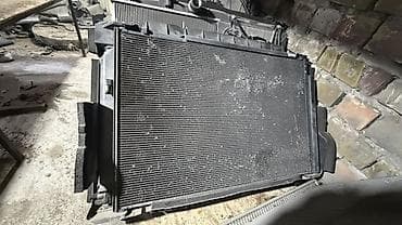 Радиатор охлаждения автомобиля в сборе с рамкой и кожухом вентилятора