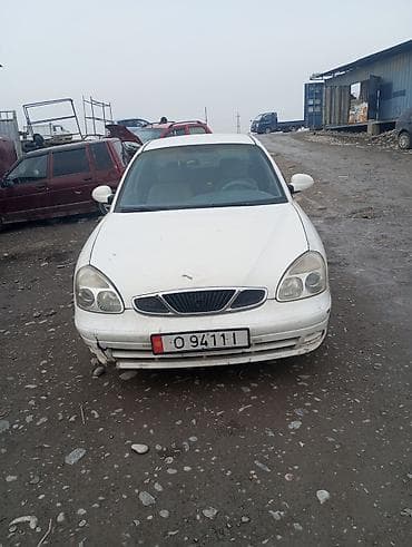 тайота авенс 1: Седан белого цвета с 4 дверями. Кузов с округлой оптикой спереди — 6