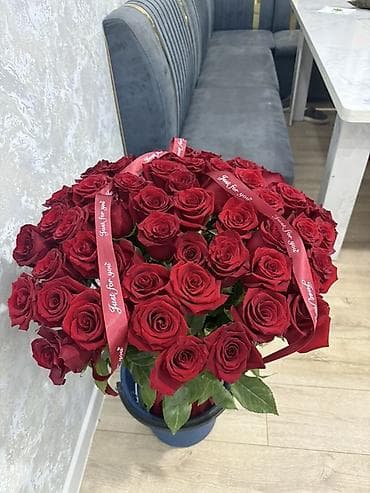 бутон: Пышный букет из красных роз 56 роз 90 -100 см Получено 27.04 — 2