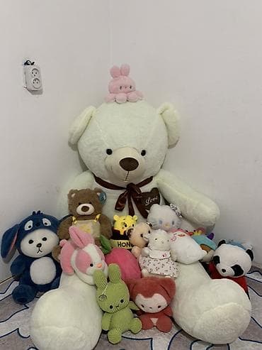 примерочная для магазина: Огромный плюшевый медведь кремового цвета с коричневым бантом. - — 1