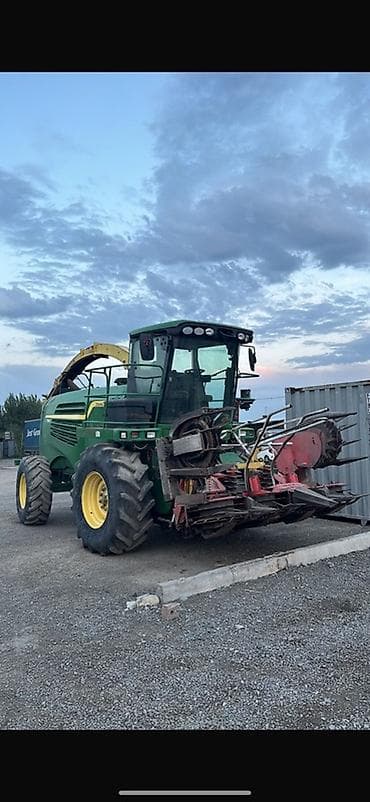 вектор комбайн: Самоходный кормоуборочный комбайн John Deere с кукурузной жаткой — 1