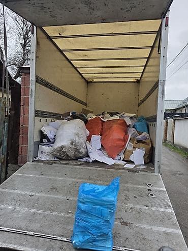 Вывоз и утилизация мусора/макулатуры на грузовике фургонного типа. -