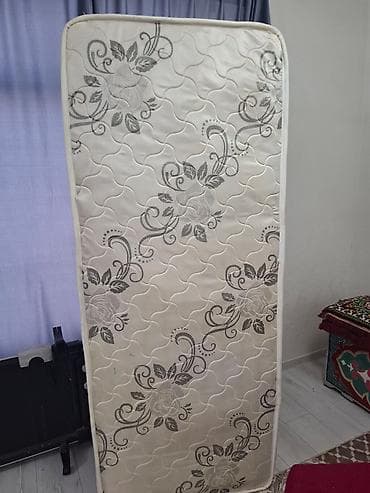 small table: Матрас прямоугольной формы с закругленными углами. Чехол выполнен из — 1