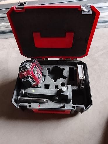 Лазерный уровень в комплекте с кейсом и аксессуарами, предназначенный