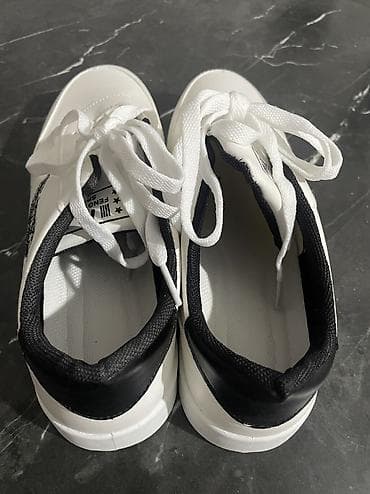 спортивные ботинки: 990 сом 
42-41 размер 
Мужской 
Подойдет для повседневки — 3