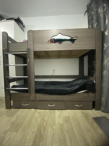 Двухъярусная кровать из ЛДСП в темно‑коричневом цвете. Основные