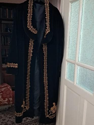 Чапан/халат традиционный длинный из бархата с богатой вышивкой