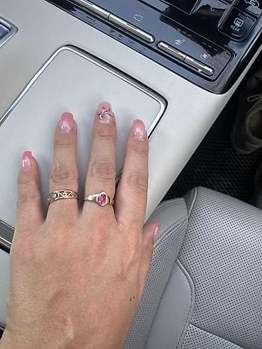 пиджак xs: Кольцо с красным камнем,585 завод Кастроном
Размер 18,5
2'3 грама — 1