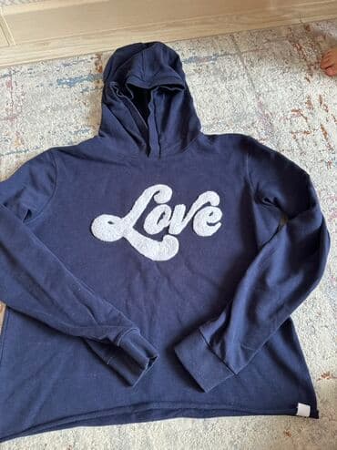 надпись на футболке: Нежно-зеленый свитшот с высоким воротником для девочки. Украшен — 10