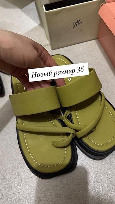 Босоножки, сандалии, шлепанцы: Две пары женских шлёпанцев. 1) Белые мюли JING PIN NV XIE - Размер — 3