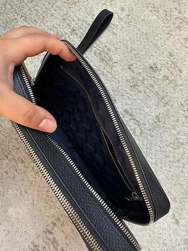 гоярд сумка: Мужской клатч Lacoste, цвет черный. - Материал: фактурная экокожа/ПВХ — 4