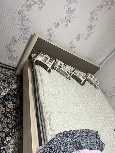 продажа двуспальных кроватей: Двуспальная кровать, С мягким изголовьем, длина - 200 см — 2