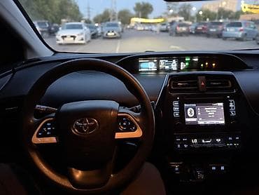 Toyota Prius: 2017 г., 1.8 л, Автомат, Гибрид, Хэтчбэк — 9