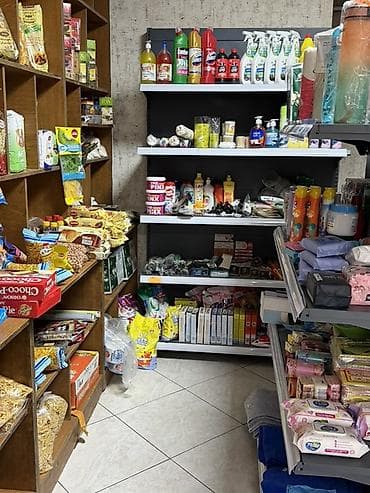 Азиатские продукты и товары для дома — ассортимент на полках - — 3