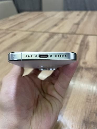 айфлн 12: IPhone 16 Pro, цвет Silver (белый). Основные особенности: - Экран — 4