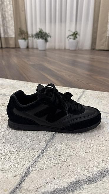 Сапоги: Кроссовки низкие, черные, универсального стиля. Особенности: - — 2