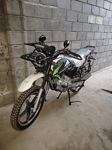 ендура мото: Мотоцикл в бело-зеленой расцветке с динамичным дизайном. Оснащен — 5