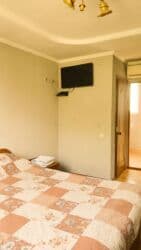 срочно продаётся 1 комнатная квартира в районе шлагбаум по улице кенсуйская 17 пересекает интергельпо: Студия, Душевая кабина, Постельное белье, Кондиционер — 11