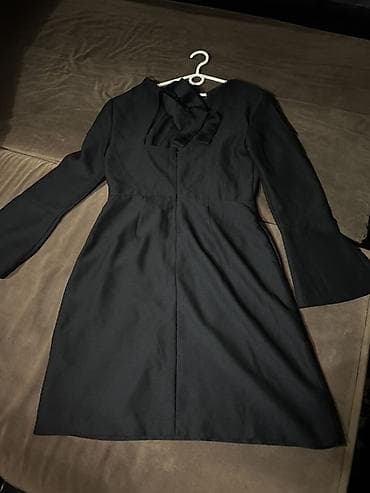 черный платья: Черное женское платье миди с длинными рукавами. - Силуэт: приталенный — 2