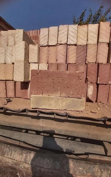 Кирпич, строительные блоки: С ДОСТАВКОЙ!!!Кирпич в любом количестве !!!а так же Таблетка новая и — 5