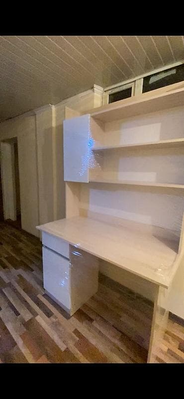 компьютерый стол: Компьютерный стол, С полками — 3