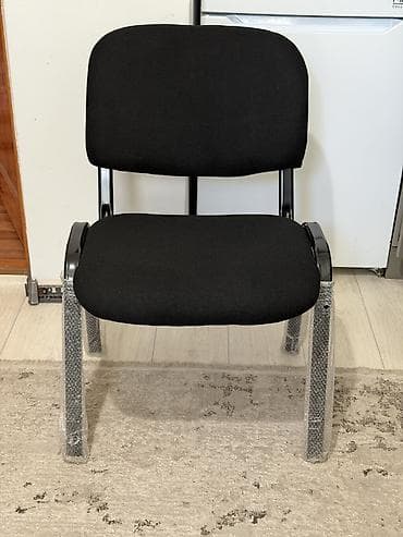 стул металлический с мягким сиденьем: Офисные стулья "Изо", новые. Осталось 5 шт: черные - 3 шт; серые 2 — 2