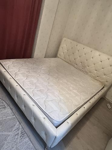 Двуспальная кровать, Б/у, С матрасом, длина - 200 см — 1