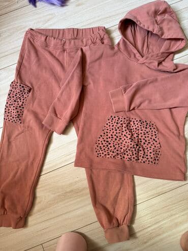 надпись на футболке: Нежно-зеленый свитшот с высоким воротником для девочки. Украшен — 15